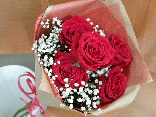 Розы с гипсофилой, артикул F103309 - 2400 рублей, доставка по городу. Flawery - доставка цветов