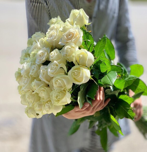 Белые розы, артикул F42146 - 11677 рублей, доставка по городу. Flawery - доставка цветов