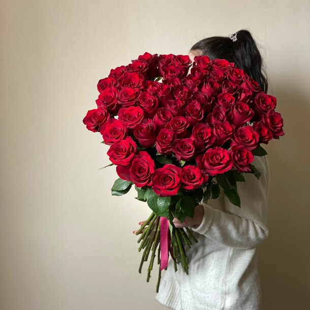 55 красных роз 🌹, артикул F1268310 - 36830 рублей, доставка по городу. Flawery - доставка цветов