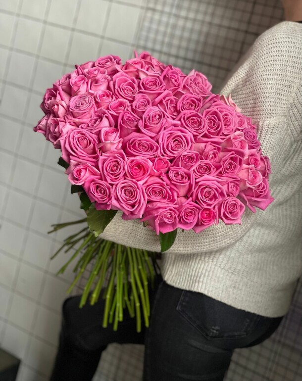 55 розовых роз 🌸, артикул F1268357 - 26208 рублей, доставка по городу. Flawery - доставка цветов