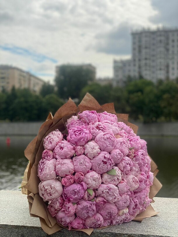 Букет из 101 пиона), артикул F1278857 - 127395 рублей, доставка по городу. Flawery - доставка цветов