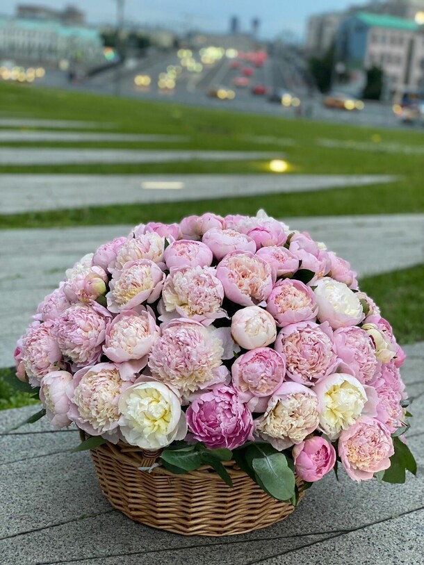 Корзина с 101 пионом), артикул F1278860 - 145999 рублей, доставка по городу. Flawery - доставка цветов