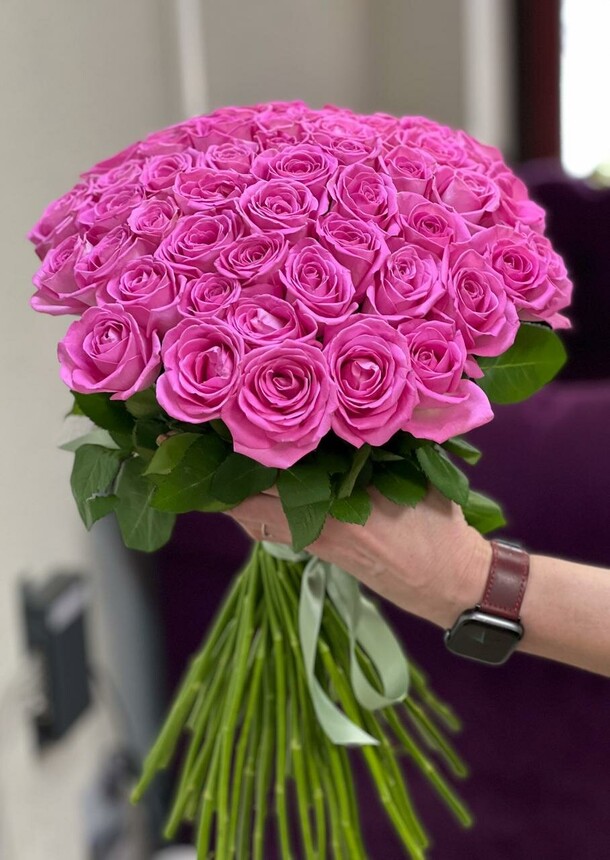55 розовых розочек, артикул F1279631 - 25138 рублей, доставка по городу. Flawery - доставка цветов