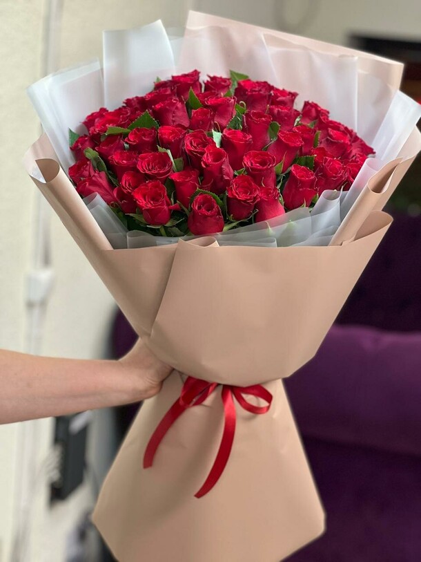 51 роза в упаковке, артикул F1279910 - 8410 рублей, доставка по городу. Flawery - доставка цветов