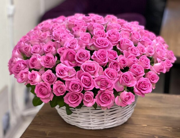 101 роза в корзине), артикул F1279917 - 18308 рублей, доставка по городу. Flawery - доставка цветов