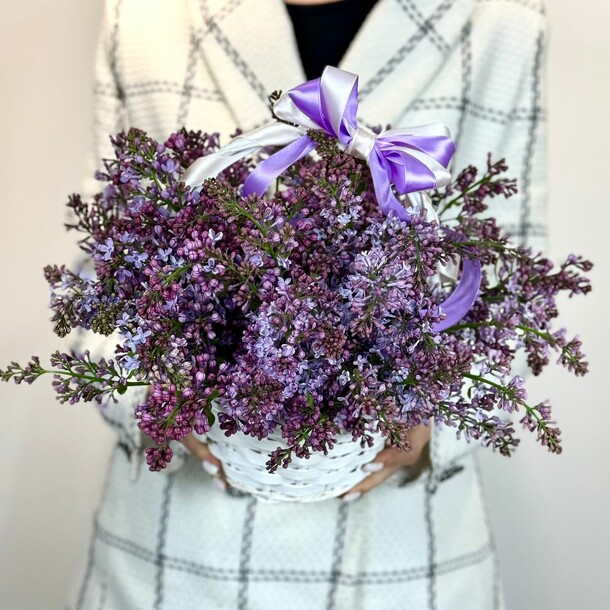 Корзинка с сиренью, артикул F1285663 - 7502 рублей, доставка по городу. Flawery - доставка цветов