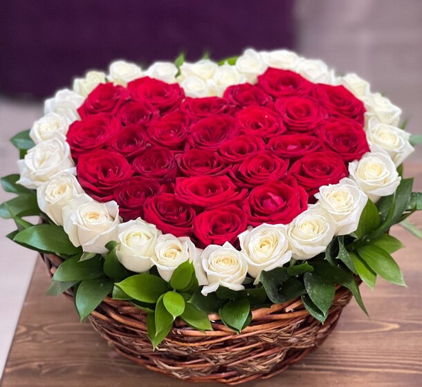 Сердце из роз, артикул F1320539 - 29223 рублей, доставка по городу. Flawery - доставка цветов