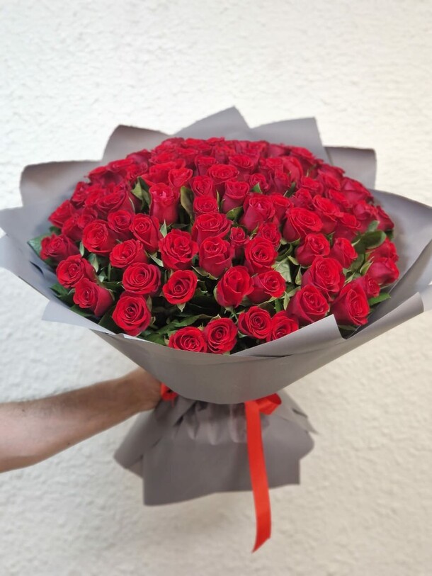 101 роза, артикул F1320589 - 16129 рублей, доставка по городу. Flawery - доставка цветов