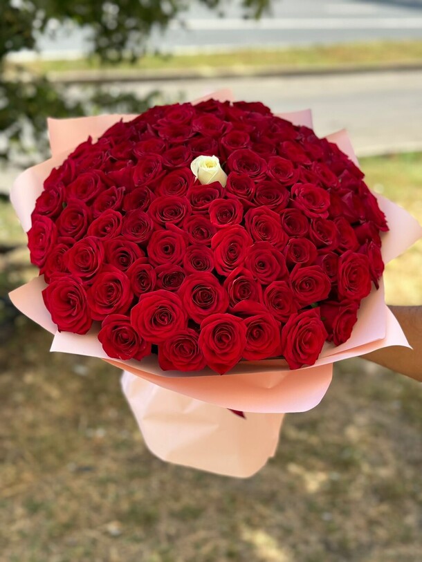 100 и 1 роза, артикул F1320678 - 35375 рублей, доставка по городу. Flawery - доставка цветов