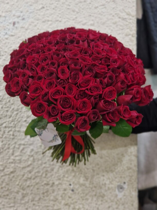 101- краных  роз, артикул F1369117 - 17170 рублей, доставка по городу. Flawery - доставка цветов