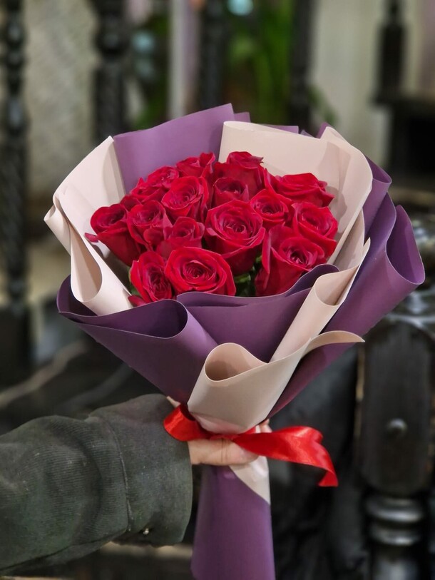 15 алых роз, артикул F1375560 - 3314 рублей, доставка по городу. Flawery - доставка цветов