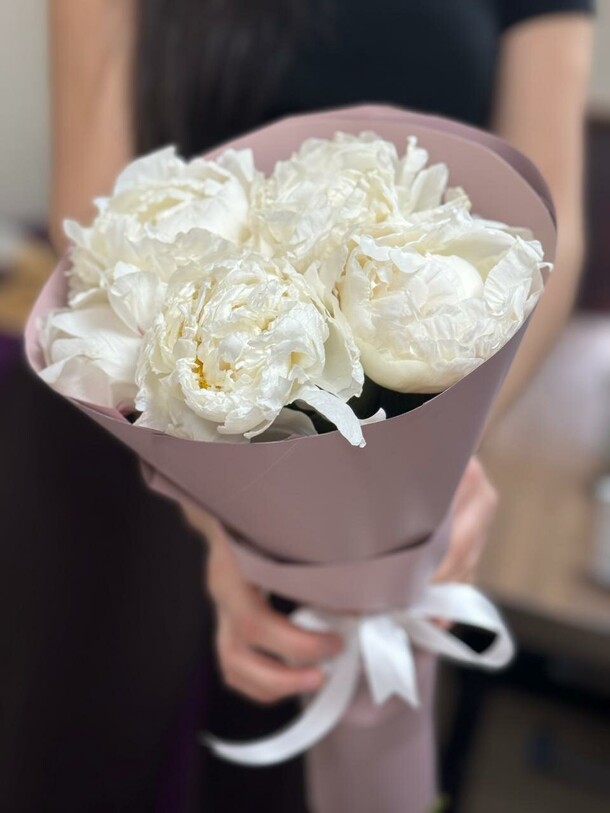 Белые пионы, артикул F1413747 - 5200 рублей, доставка по городу. Flawery - доставка цветов