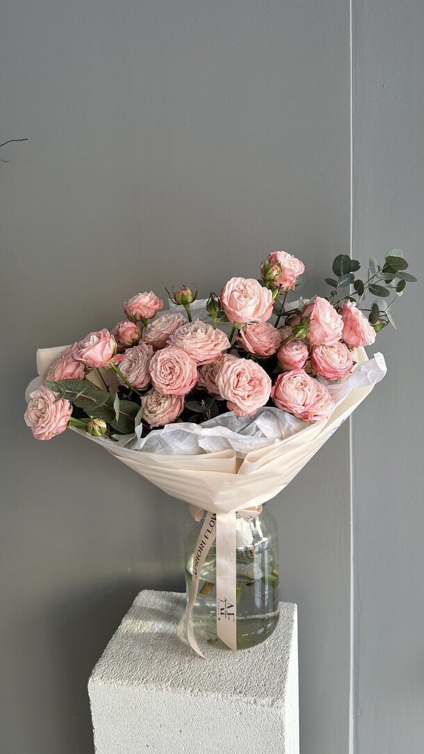 Букет пионовидных кустовых роз, артикул F1244789 - 7227 рублей, доставка по городу. Flawery - доставка цветов