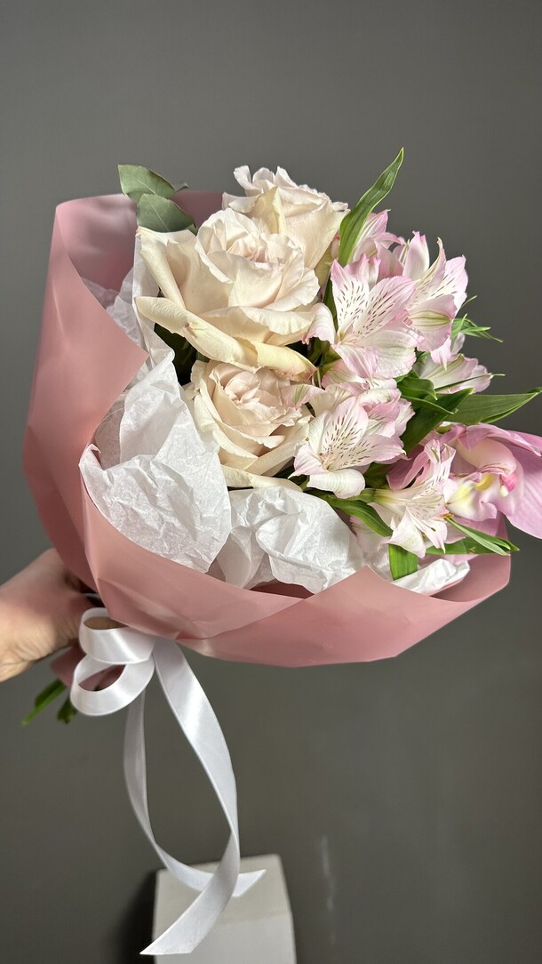 С французской розой, артикул F1244798 - 3980 рублей, доставка по городу. Flawery - доставка цветов