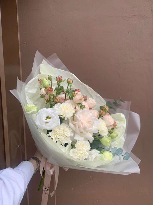 Букет в сливочной гамме, артикул F1270594 - 7986 рублей, доставка по городу. Flawery - доставка цветов