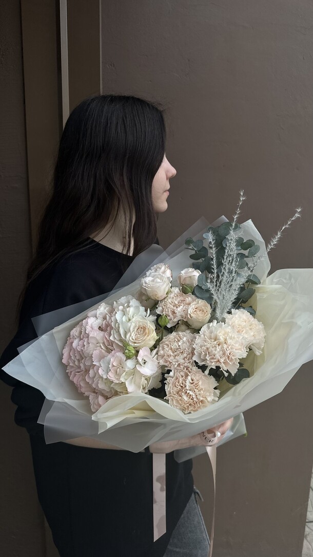 Букет с гортензией, диантусом, розой, артикул F1270597 - 6389 рублей, доставка по городу. Flawery - доставка цветов