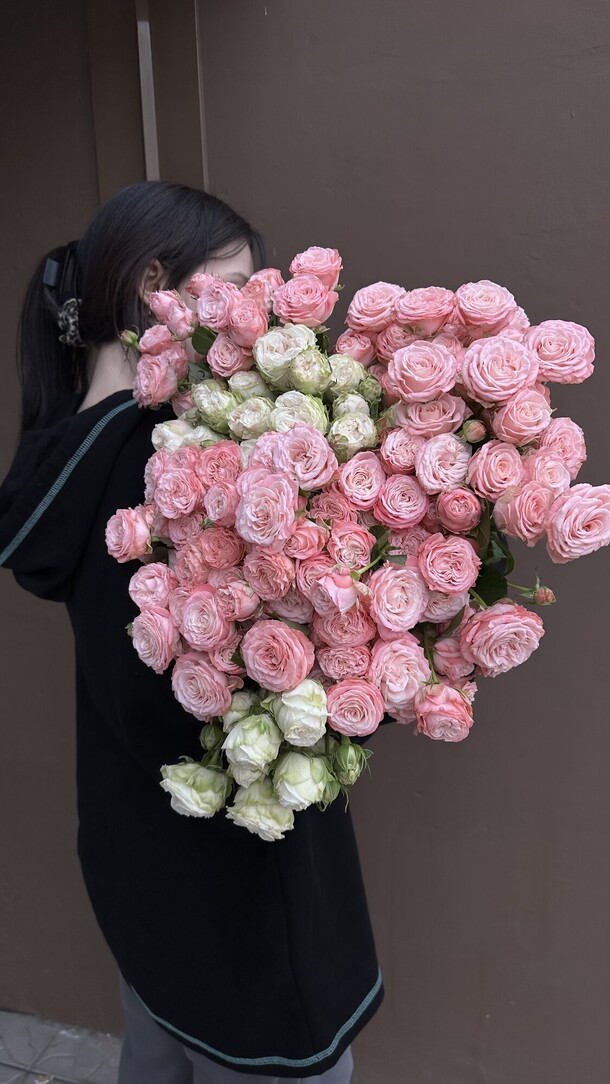 29 кустовых пионовидных роз, артикул F1282931 - 34606 рублей, доставка по городу. Flawery - доставка цветов