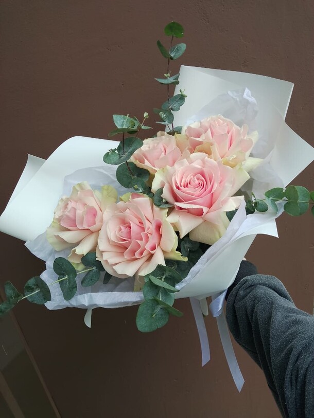 Букет с французской розой и эвкалиптом, артикул F1295243 - 5590 рублей, доставка по городу. Flawery - доставка цветов