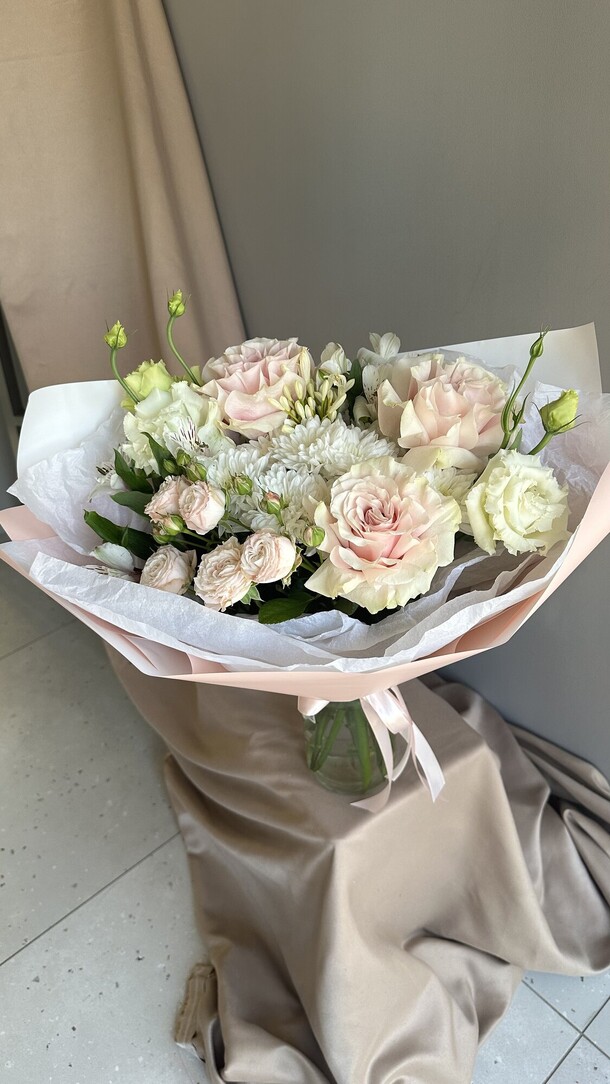 Букет в нежной гамме, артикул F1333694 - 9583 рублей, доставка по городу. Flawery - доставка цветов