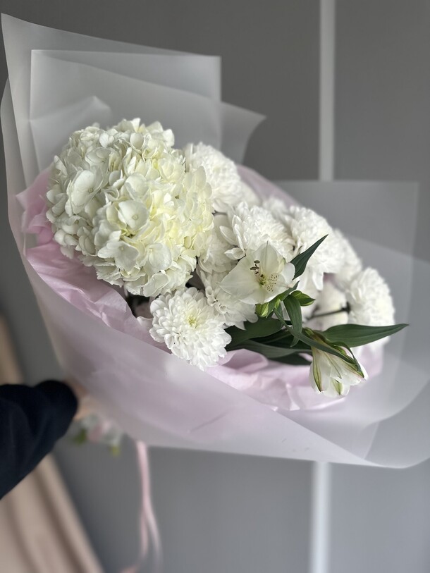 Светлый букет с гортензией и хризантемами, артикул F1333695 - 4525 рублей, доставка по городу. Flawery - доставка цветов