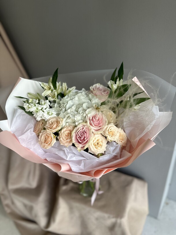 Букет в нежной гамме, артикул F1339618 - 9583 рублей, доставка по городу. Flawery - доставка цветов
