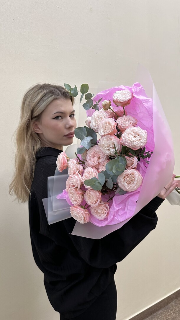 Хит!🔥 моно букет кустовая пионовидная роза и эвкалипт, артикул F1377852 - 7121 рублей, доставка по городу. Flawery - доставка цветов