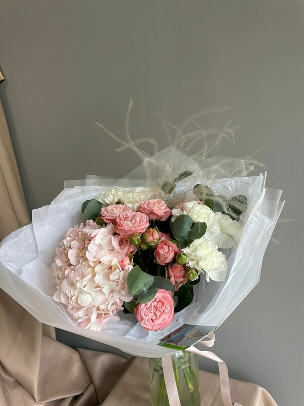 Букет с гортензией, розами и ковылем, артикул F1457877 - 7720 рублей, доставка по городу. Flawery - доставка цветов