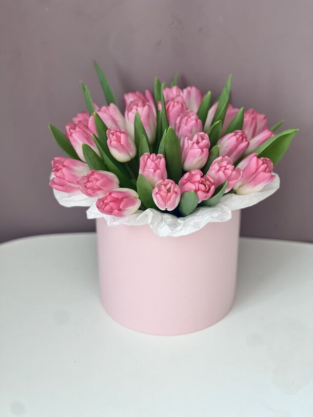 Тюльпаны в коробке, артикул F1260991 - 10515 рублей, доставка по городу. Flawery - доставка цветов