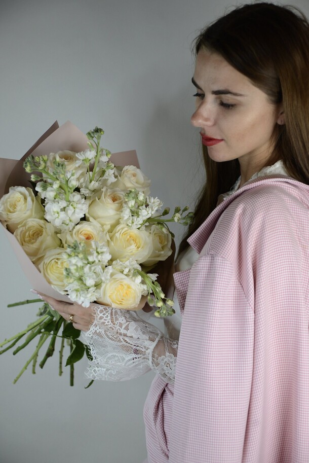 Ароматный букет с пионовидной розой и маттиолой, артикул F1272187 - 10207 рублей, доставка по городу. Flawery - доставка цветов