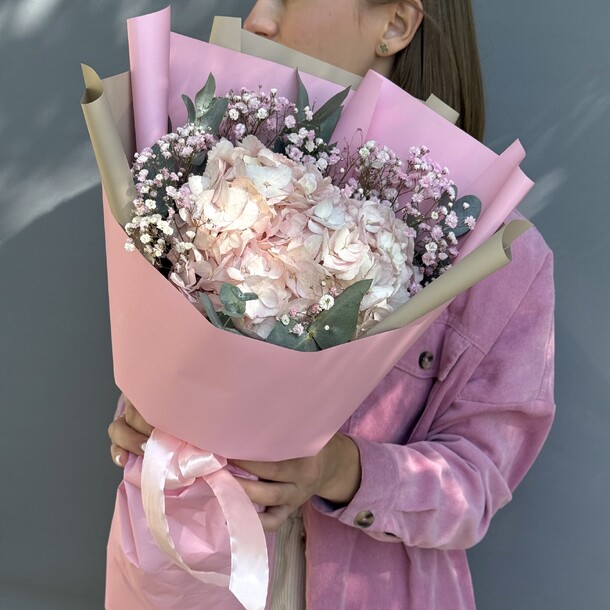 Милый букет гортензия и гипсфила, артикул F1461680 - 3163 рублей, доставка по городу. Flawery - доставка цветов