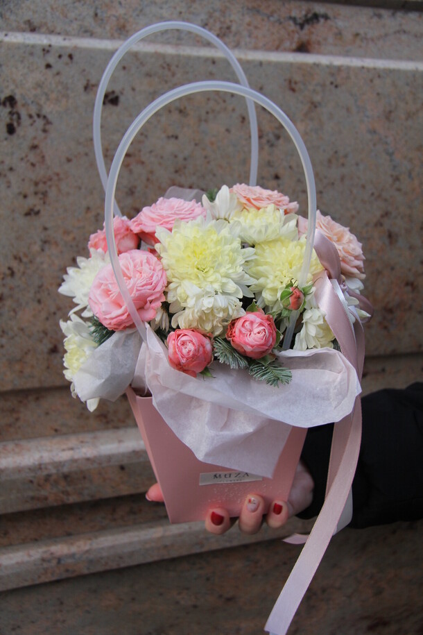 Сумка с цветами, артикул F1239862 - 1900 рублей, доставка по городу. Flawery - доставка цветов