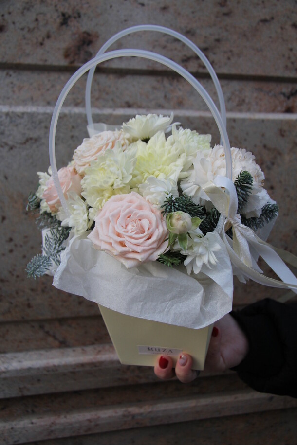 Сумка с цветами, артикул F1239863 - 1900 рублей, доставка по городу. Flawery - доставка цветов