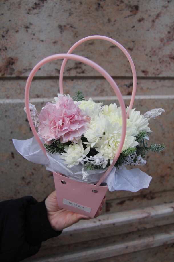 Сумка с цветами, артикул F1239864 - 1800 рублей, доставка по городу. Flawery - доставка цветов