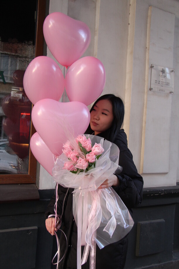 Набор букет и шары, артикул F1380153 - 5500 рублей, доставка по городу. Flawery - доставка цветов