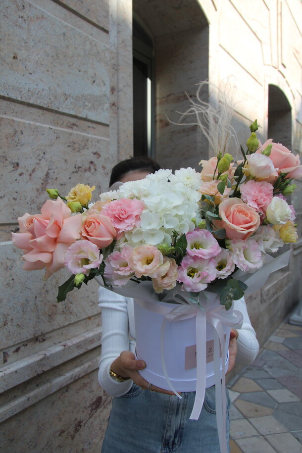 Большая нежная коробочка, артикул F1380164 - 6500 рублей, доставка по городу. Flawery - доставка цветов