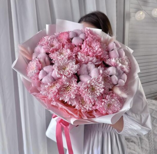 Авторский букет из хризантем и хлопка «розовая нежность», артикул F1381104 - 3000 рублей, доставка по городу. Flawery - доставка цветов