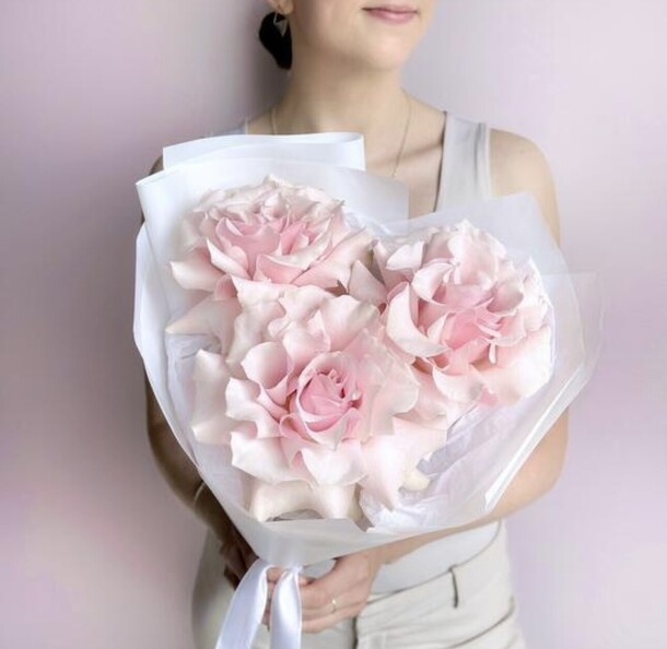 Комплимент из французских роз «для нее», артикул F1381193 - 2000 рублей, доставка по городу. Flawery - доставка цветов