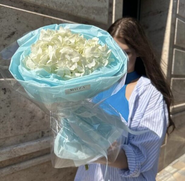 Букет комплимент «облако из гортензий», артикул F1381196 - 1800 рублей, доставка по городу. Flawery - доставка цветов