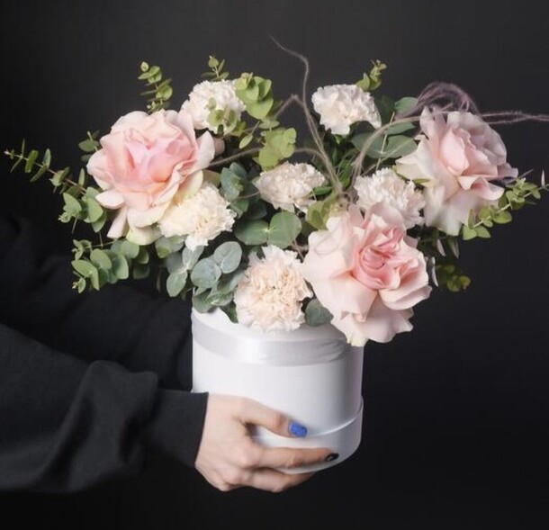 Коробочка с розами и диантусами, артикул F1381231 - 3801 рублей, доставка по городу. Flawery - доставка цветов