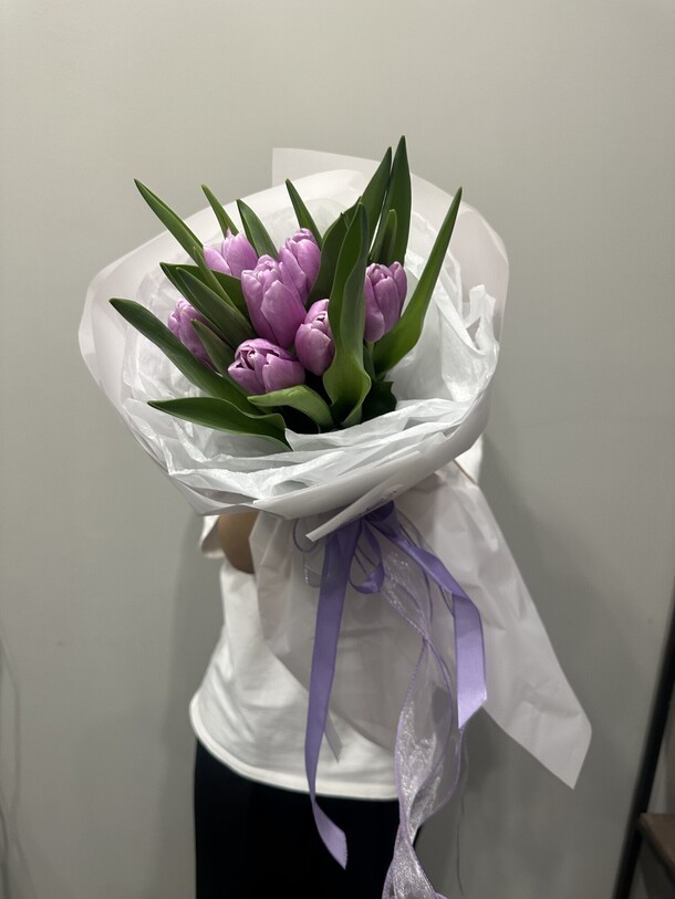 Букет из 7 тюльпанов, артикул F1391307 - 2550 рублей, доставка по городу. Flawery - доставка цветов