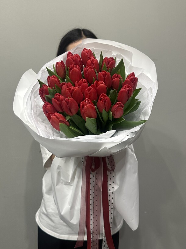 Букет из 25 красных тюльпанов, артикул F1391309 - 7550 рублей, доставка по городу. Flawery - доставка цветов