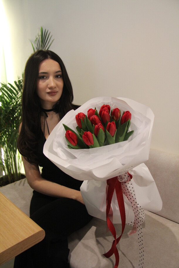 Букет из 11 красных тюльпанов, артикул F1391312 - 4300 рублей, доставка по городу. Flawery - доставка цветов