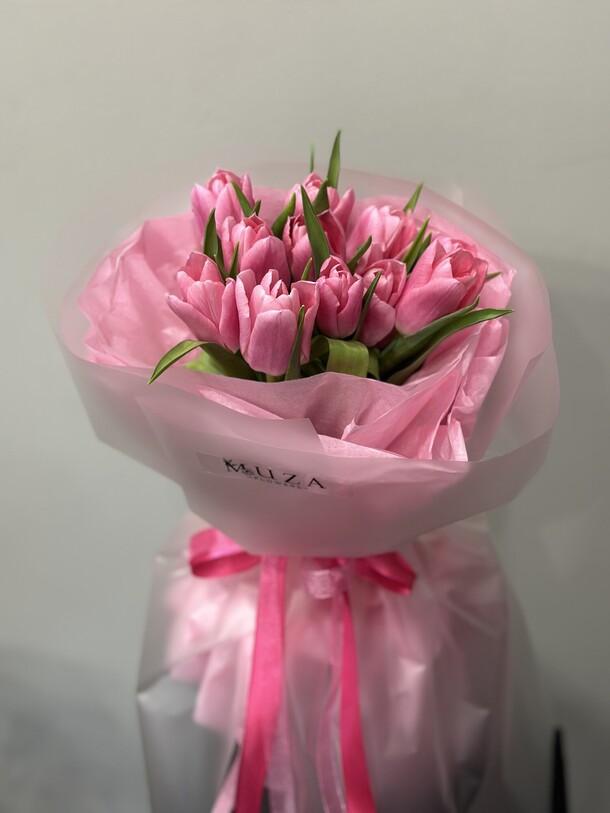 11 ярко розовых тюльпанов, артикул F1392029 - 4500 рублей, доставка по городу. Flawery - доставка цветов
