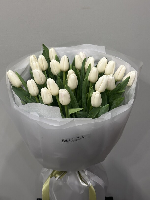 Букет из 25 белых тюльпанов, артикул F1392033 - 7550 рублей, доставка по городу. Flawery - доставка цветов