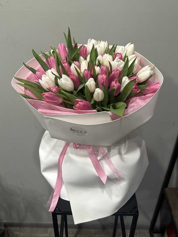 51 тюльпан белый и малиновый, артикул F1392814 - 13900 рублей, доставка по городу. Flawery - доставка цветов