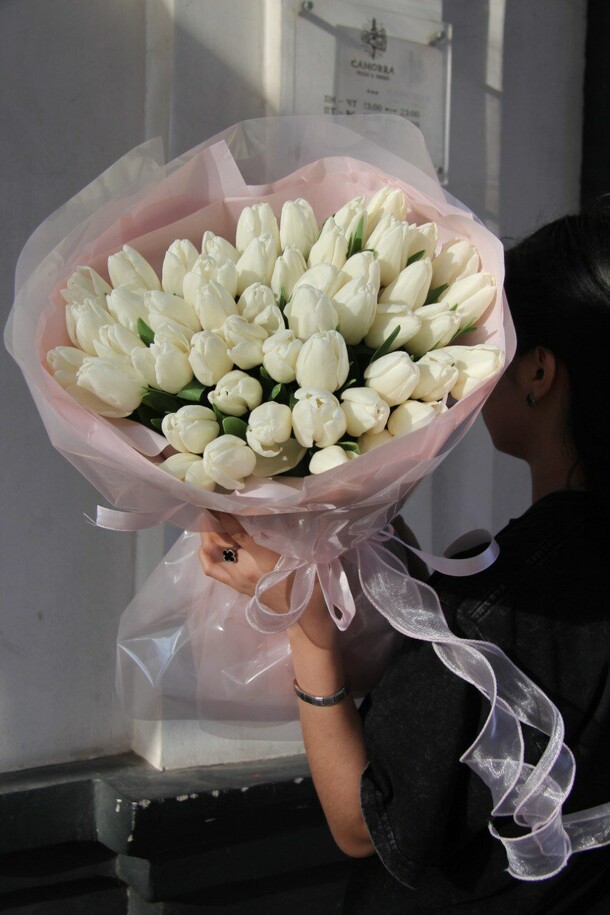 51 белый тюльпан, артикул F1392817 - 13900 рублей, доставка по городу. Flawery - доставка цветов