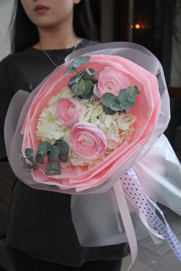 Букет гортензий и ранункулюсов, артикул F1410186 - 4950 рублей, доставка по городу. Flawery - доставка цветов