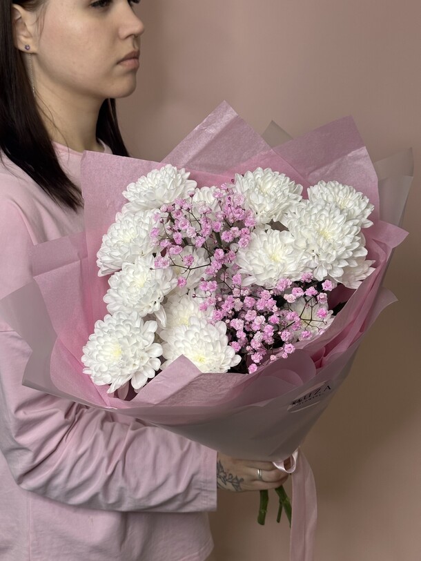 Букет из хризантемы и гипсафилы, артикул F1433928 - 2390 рублей, доставка по городу. Flawery - доставка цветов