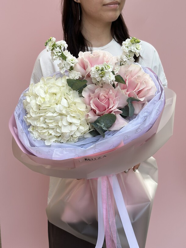 Букет для мамы! букет с гортензией, французскими розами, матиолой и эвкалиптом, артикул F1436361 - 3600 рублей, доставка по городу. Flawery - доставка цветов