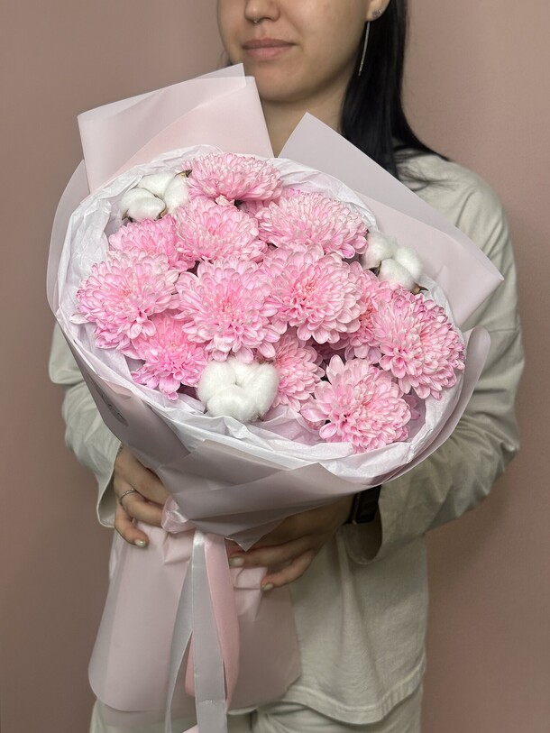 Букет из розовой хризантемы и хлопка для принцессы, артикул F1444219 - 2500 рублей, доставка по городу. Flawery - доставка цветов
